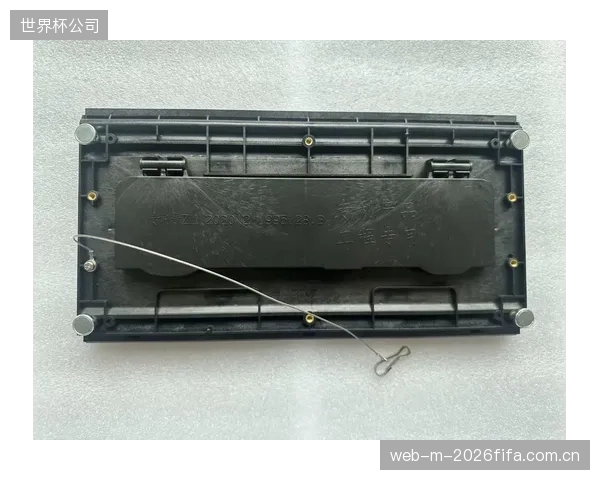 实测显示，分布式供电带来的均匀散热，可将LED吊屏核心模组的有效寿命从30000小时延长至50000小时以上